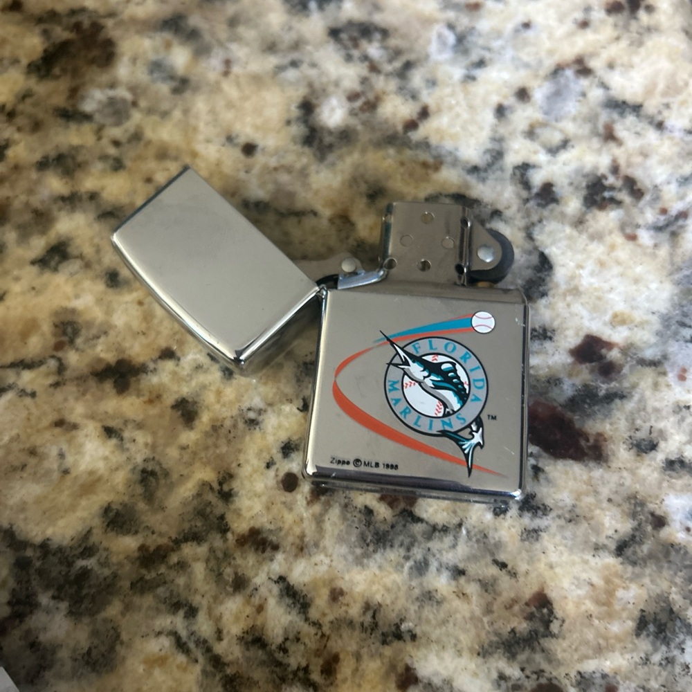 Zippo Silver Lighter with MLB Logo - Picture 6 of 6